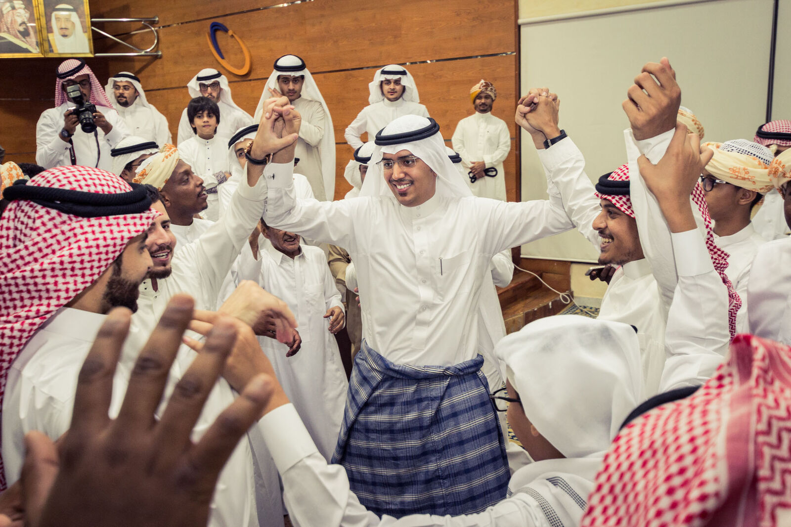 لحظة احتفال جماعي | Joyful celebration circle
